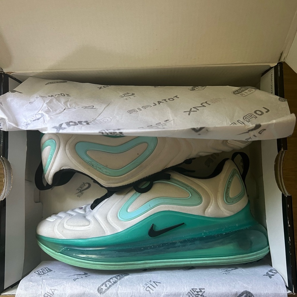 Nike Air Max 720 (GS size 3)